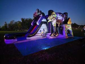 Inflable <span class=keywords><strong>de</strong></span> Aventura 2026: Castillo Hinchable con Tobogán y Zombis <span class=keywords><strong>de</strong></span> The Walking Dead para Alquilar - Product Image 3