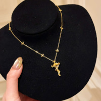 Collier vintage pour femme plaqué or ancien, bijoux raffinés avec pendentif sceptre décoré de serpents irisés et diamants sertis en croix