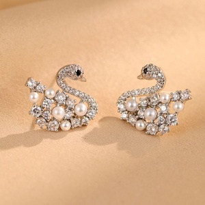 Boucles d'oreilles clous cygne entièrement serties de diamants super étincelants pour femmes, de luxe haut de gamme, avec aiguilles en argent, polyvalentes, élégantes et tendance - Product Image 3