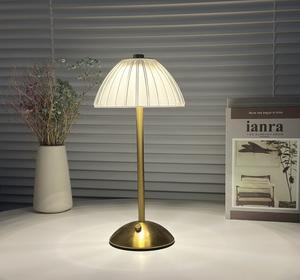 <span class=keywords><strong>Lampe</strong></span> <span class=keywords><strong>de</strong></span> table <span class=keywords><strong>de</strong></span> <span class=keywords><strong>chevet</strong></span> suspendue pour chambre à coucher ou salon utilisée <span class=keywords><strong>lampe</strong></span> <span class=keywords><strong>de</strong></span> table LED USB à chargement tactile avec batterie - Product Image 1