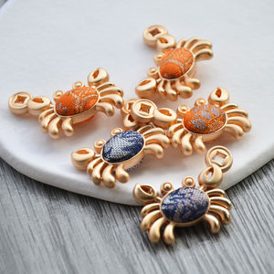 Pendentif crabe en brocart Song de style chinois fait main, en alliage de zinc, double face, orange et bleu, bijou à thème animalier, cadeau - Product Image 3