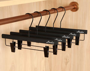 Cintres en bois anti-rayures LINDON, finition caoutchouc noir, cintres de luxe pour boutiques, hôtels et magasins de détail - Product Image 4