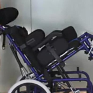 <span class=keywords><strong>Fauteuil</strong></span> <span class=keywords><strong>roulant</strong></span> pliable, léger et réglable, fournitures médicales d'usine bon marché, <span class=keywords><strong>prix</strong></span> pour la fatigue cervicale des enfants avec planche à repas - Product Image 6