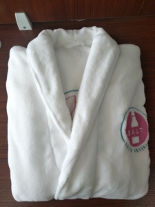 2025เสื้อคลุมอาบน้ำคอปกสีขาวสำหรับสตรีสีดำสีขาวปะการังผ้าฟลีซสำหรับสปาดีไซน์เฉพาะผลิตตามสั่ง - Product Image 3