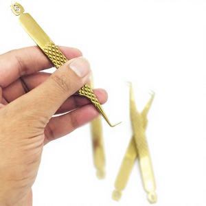 Pinzas de acero inoxidable con punta de fibra para extensiones de pestañas, diseño de agarre de diamante y base de dólar, con acabado dorado al plasma. - Product Image 4