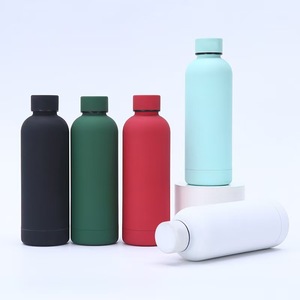 Gourde isotherme en acier inoxydable 500 ml, design américain, écologique, pour la randonnée et les activités de plein air, revêtement caoutchouc. - Product Image 1