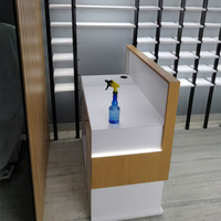 Conception de décoration intérieure de magasin de lunettes de soleil optiques modernes, présentoirs sur pied multi-niveaux en bois personnalisés avec éclairage LED et comptoir de réception