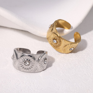 Anillo de acero inoxidable superventas transfronterizo, chapado en oro de 18K, resistente a la decoloración con detalles, diseño de ojo de diablo, titanio - Product Image 1
