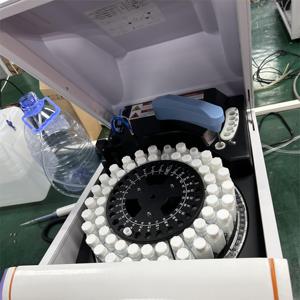 Máquina de análisis de sangre de fábrica clínica más vendida Pantalla táctil 120 pruebas Analizador de Química automático completo - Product Image 5