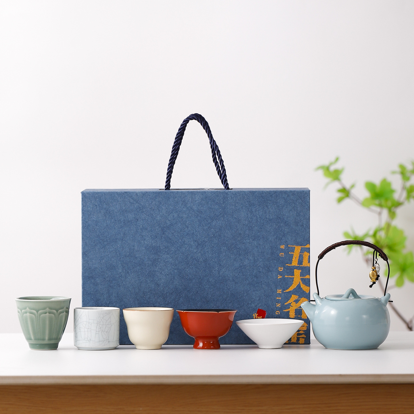 Five Famous Kilns: [Roll-up Box] [Lifted-handle Teapot]