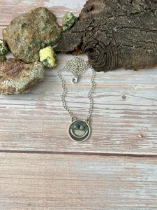 จี้ห้อยคอทรงทันสมัยประดับด้วยเทอร์ควอยซ์คิงแมน ตัวเรือนเงินแท้ชุบทองคำขาวและทองคำ ทำด้วยมือ - Product Image 2