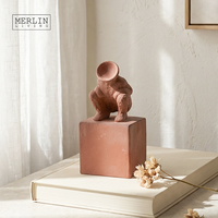 Merlin Living Keramik-Heimdekoration: Kniende Menschenfigur als Keramik-Ornament, Tischdekoration, Chaozhou Keramikfabrik Großhandel