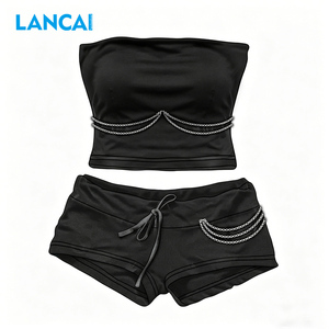 Ensemble 2 pièces LANCAI pour femme : haut tube sans bretelles avec chaîne décorative et short à cordon de serrage, tenue streetwear pour boîte de nuit - Product Image 2