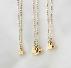 Collana con Iniziale Personalizzata <span class=keywords><strong>a</strong></span> Cuore in Acciaio Inox PVD Oro, Ciondolo con Lettera Personalizzata, Gioiello Minimalista, Regalo per Damigella - Product Image 2