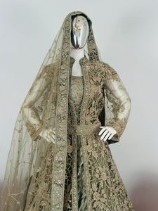 Epaules de mariée gracieuses et Lehengas en velours avec broderie détaillée-L'élégance intemporelle des adultes - Product Image 2