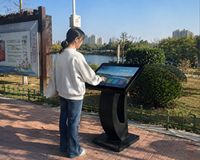 Kios Layar Sentuh Digital Luar Ruangan Khusus, Layar LCD Kapasitif Sentuh, Kecerahan Tinggi, Manajemen CMS Jarak Jauh, Berbahan Logam
