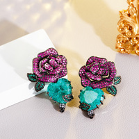 Anting-anting pesta model gantung berbentuk bunga mawar merah dan daun hati hijau, berlapis emas hitam klasik dengan zircon kubik, untuk wanita.