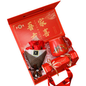 ชุดของขวัญแต่งงาน ช่อดอกกุหลาบแดง แก้วน้ำ กล่องขนม พร้อมสลักชื่อ สำหรับงานฉลองแต่งงาน - Product Image 1