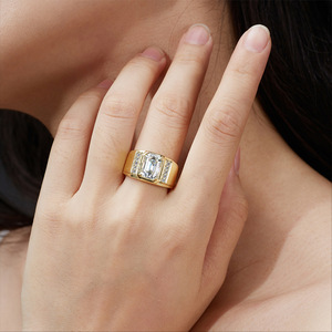 Anillo de cóctel de moissanita en oro amarillo con corte esmeralda, engaste de bisel y diamantes laterales en canal, diseño geométrico de lujo para mujer - Product Image 3