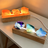 Lampe en pierre brute de fluorite naturelle et de quartz fraise sur base en bois pour la lithothérapie (vente en gros)
