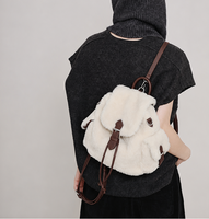 Mini sac à dos rétro en peluche, sac seau vintage en polaire blanc crème, sac à dos chic en fourrure moelleuse avec poches latérales à rabat OEM/ODM