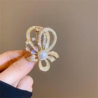 Luxe vintage trendy fruitbloem broche van verguld metaal met kristallen en strass, op maat gemaakt ontwerp, unisex, geschikt voor verloving, feest en bruiloft