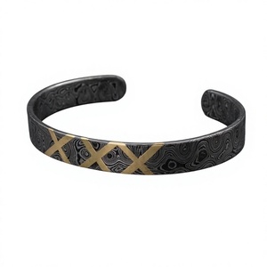 Bracelet manchette en acier de Damas – Incrustation en laiton pour homme, style viking rustique, bague d'engagement en forme de lune, cadeau pour lui - Product Image 1