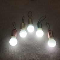 Sac à dos Mini LED Ampoule Porte-clés Bonbons Couleur Flash Lampe Porte-clés Nouveauté Voiture Illuminer Pendentif Porte-clés Cadeau