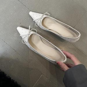 Sandalias de tacón bajo con punta en pico y tira trasera de PU charolado, con detalle de lazo, venta al por mayor OEM, logotipo personalizado, MOQ bajo, entrega rápida - Product Image 5