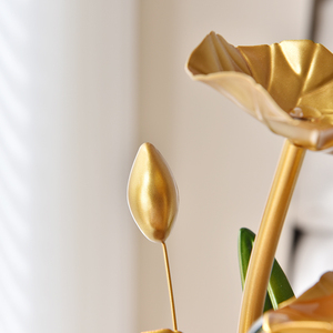 Fontana d'Acqua Decorativa in Metallo a Tre Livelli con Loto, Alimentata via USB, per Ufficio, Casa e Camera da Letto - Product Image 6