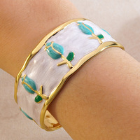 Nouveau style bracelet tulipe en acier inoxydable anti-goutte, luxueux et haut de gamme, polyvalent et élégant, en émail et acier titane à ouverture réglable