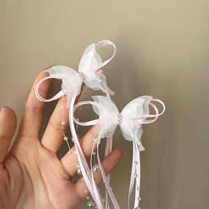 Pince à cheveux avec nœud en ruban et pompon perlé - Product Image 5
