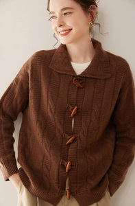 <span class=keywords><strong>Cardigan</strong></span> in Cashmere da donna con cavo lavorato a maglia e girocollo con bottoni in legno - Product Image 6