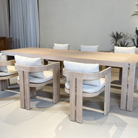 Table de jardin en bois avec plateau rectangulaire et pieds larges pour terrasse extérieure