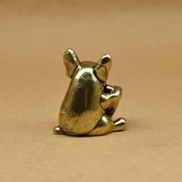 Figurine d'animal en laiton tridimensionnelle, figurine de pug en laiton tenant un cœur, figurine de compagnie pour bureau, décoration de maison et de bureau