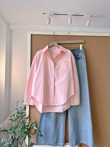 เสื้อเชิ้ตแขนยาวผ้าฝ้ายสีกากีสำหรับผู้หญิง รุ่น A726 แต่งกระเป๋าป้ายสีพาสเทลน่ารัก ปกเสื้อพับได้ ทรงหลวม สวมใส่สบาย - Product Image 6