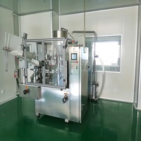 Machine de remplissage et de scellage de tubes pour lotion et crème solaire