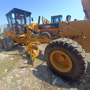 Niveleuse CAT 140H, poids opérationnel 14 tonnes, modèle 2021, moteur CAT 3176C ou 3306T, état quasi neuf, pompe et boîte de vitesses. - Product Image 6