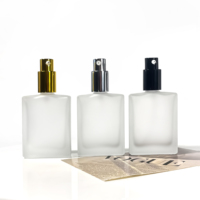 Vente en gros de flacons de parfum en verre de 50 ml, fabrication sur mesure, emballage en verre rectangulaire de luxe, flacon de parfum vide avec pompe pulvérisatrice