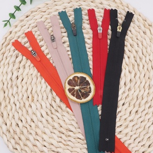 <span class=keywords><strong>YKK</strong></span> original # Fermetures <span class=keywords><strong>éclair</strong></span> à 3 bobines, qualité supérieure, vente directe d'usine, fermetures <span class=keywords><strong>éclair</strong></span> en nylon, extrémité fermée, <span class=keywords><strong>curseur</strong></span> DSBYG - Product Image 6