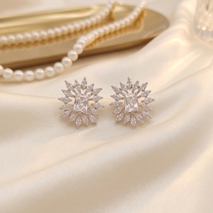 Boucles d'oreilles clous de luxe en CZ taille émeraude, motif soleil marquise, plaqué rhodium, bijoux de mariage 2026 pour femme, style <span class=keywords><strong>indien</strong></span> - Product Image 3