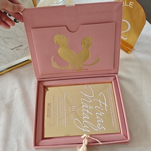 Boîte d'invitation de <span class=keywords><strong>mariage</strong></span> en velours <span class=keywords><strong>rose</strong></span> <span class=keywords><strong>poudré</strong></span> avec option de monogramme personnalisé et invitations en acrylique doré miroir - Product Image 1
