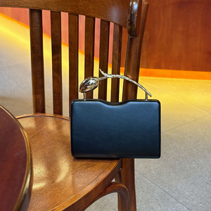 Bolso de Mano Tipo Clutch de Cuero Negro Estilo Retro Refinado <span class=keywords><strong>con</strong></span> Asa de Metal Dorado en Forma de Rosa y <span class=keywords><strong>Cadena</strong></span>, Elegante y Exquisito, Ideal para Cenas - Product Image 4