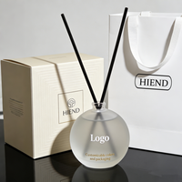 Bouteille diffuseur de parfum vide en verre transparent plat et rond, avec ensemble de bâtonnets en fibre, fournie directement par l'usine