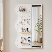 Miroir mural pleine longueur avec étagères organisatrices en panneau perforé, crochets et rangement en bois pour chambre, dortoir, entrée, ou espace de dressing