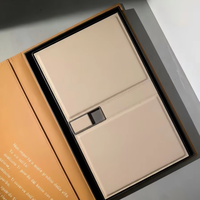 Porte de placard en similicuir recouvert de tissu synthétique PU avec poignée J-Pull, design minimaliste et luxe moderne, pour dressing et chambre à coucher
