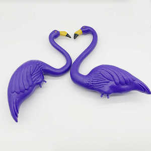 O ornamento plástico 2 flamingos roxos diferentes do ornamento da jarda do flamingo do jardim pode inserir na terra para a decoração do jardim