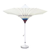 Parasol d'extérieur moderne et minimaliste en polyester léger avec mât en aluminium et base en marbre pour jardin, piscine, villa, hôtel