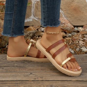 Sandales plates pour femmes, à brides contrastantes dorées, à bords tressés, à bout ouvert, faciles à enfiler, pour l'été et la plage, chaussures décontractées - Product Image 6