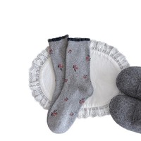 Chaussettes en laine gris-blanc à imprimé floral pour femmes, chaussettes mi-mollet pour l'automne et l'hiver, chaussettes chaudes épaisses en dentelle